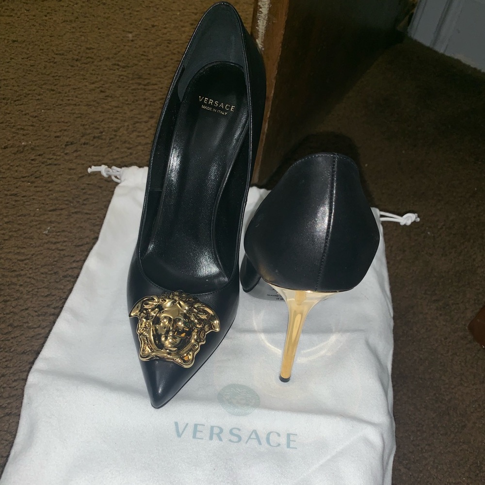 VERSACE PALAZZO PUMPS